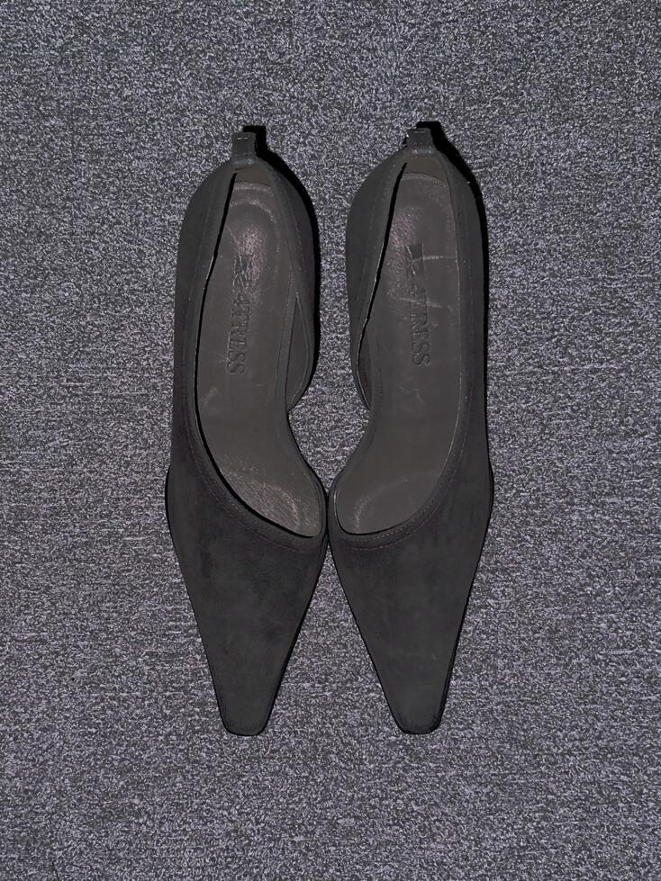ESSENTIAL WAXED PUMPS 01 GRAY
