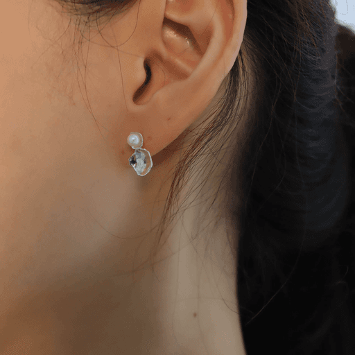 Pearl in shell earring silver