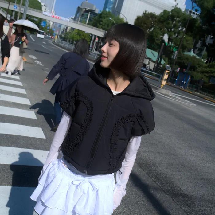 CURVED RUFFLE PADDING VEST_BLACK