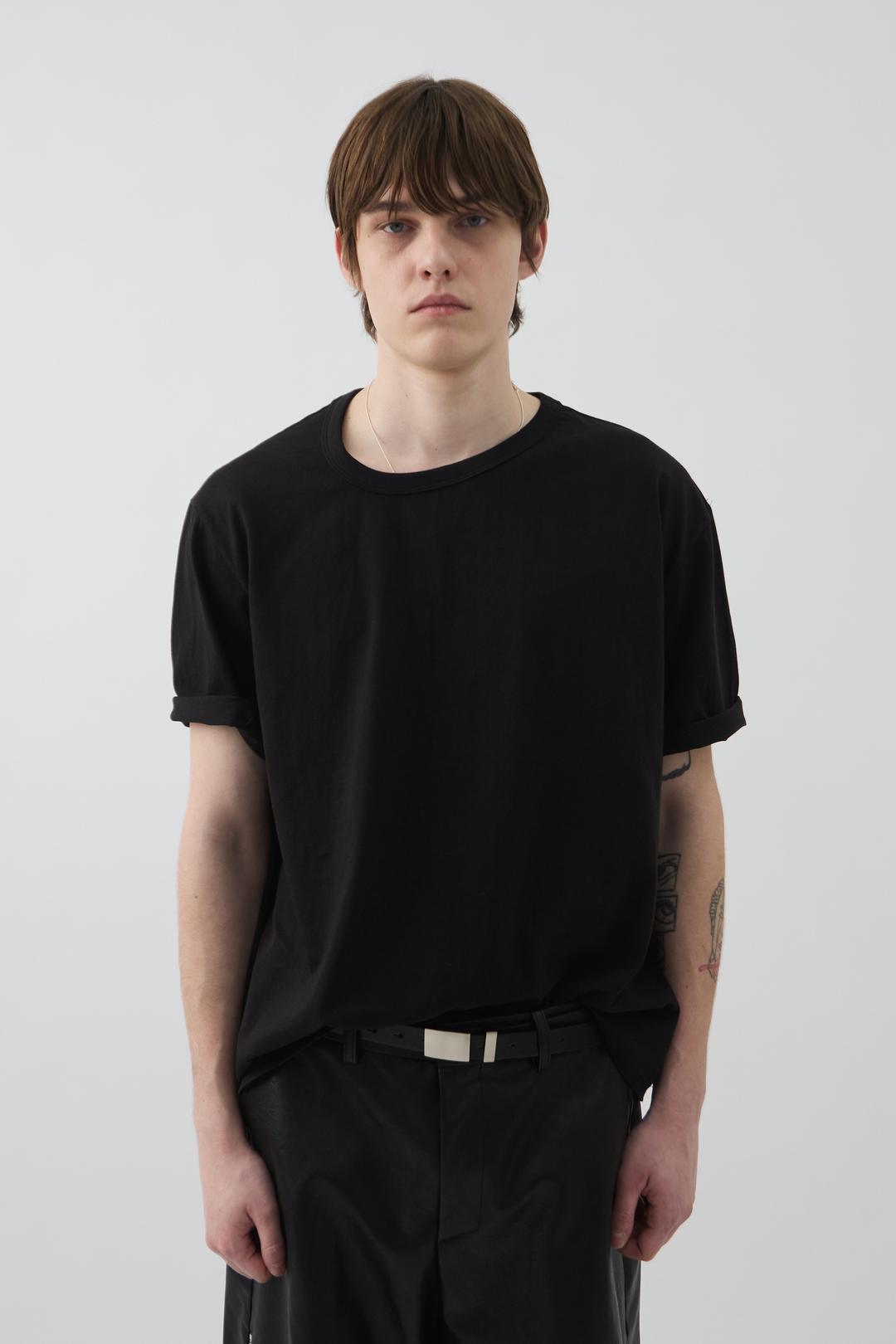 UNBALANCED NECK SHORT TOP - BLACK