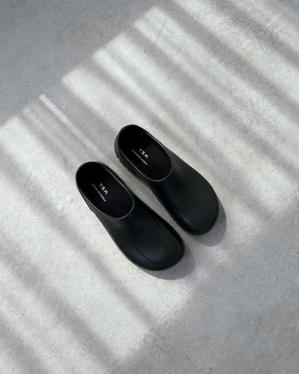 커브 라인 쿠션 클로그 레인 슈즈