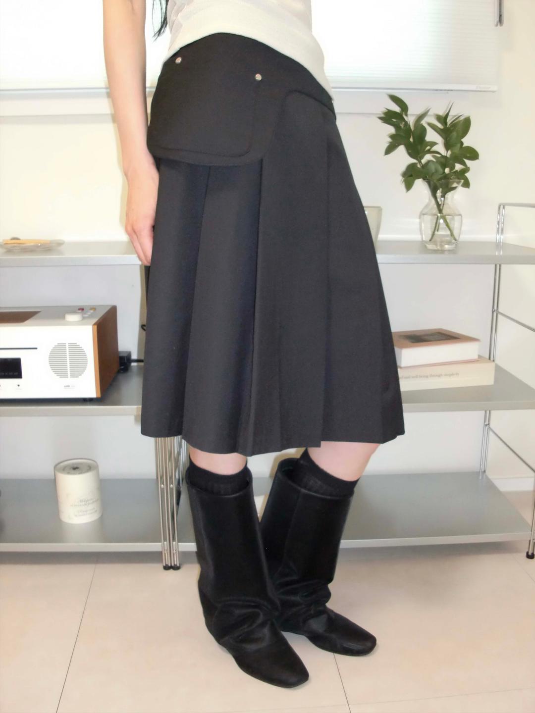 LAYERED POCKET PLEATS SKIRT_BLACK