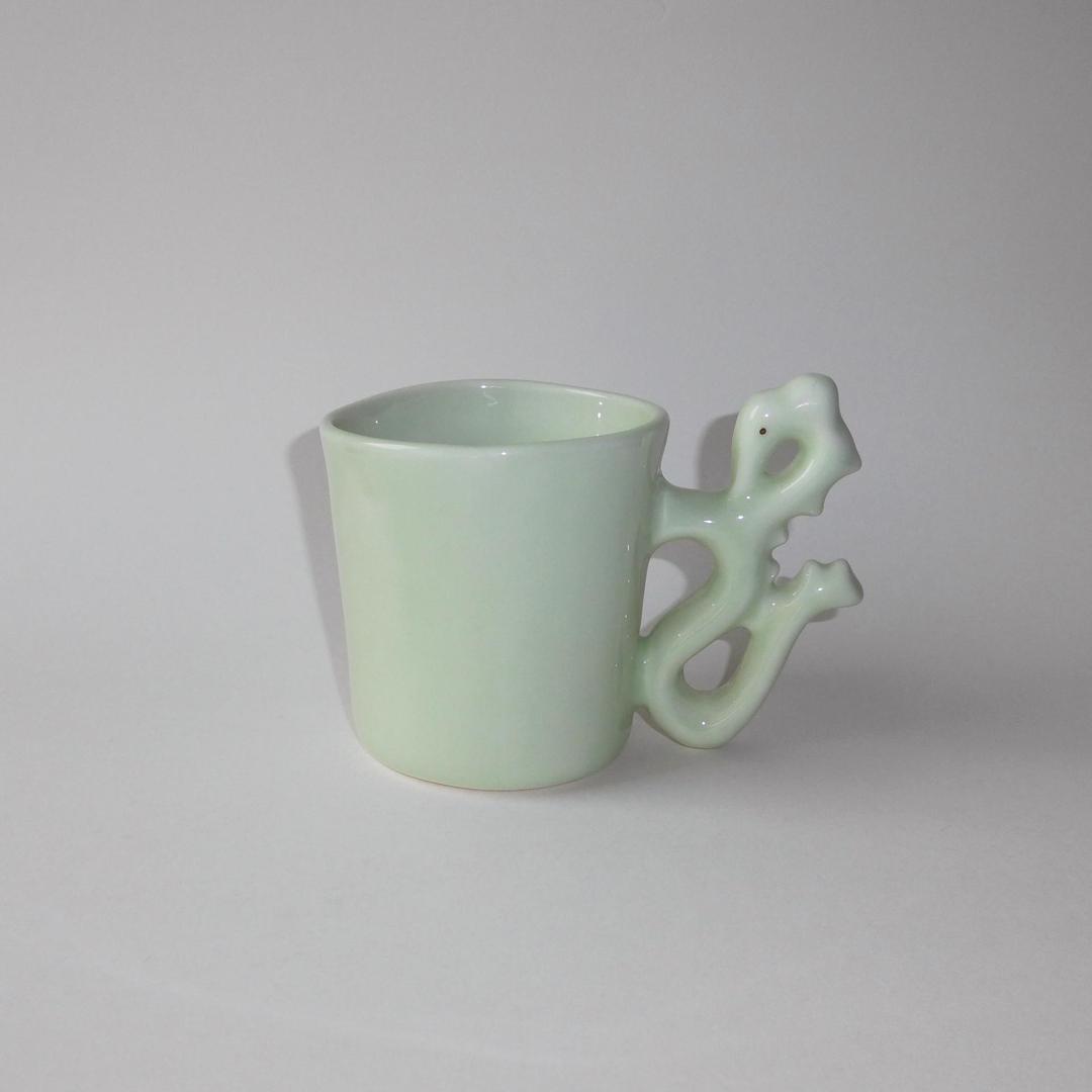 Baby dragon mug (gold) - Jade