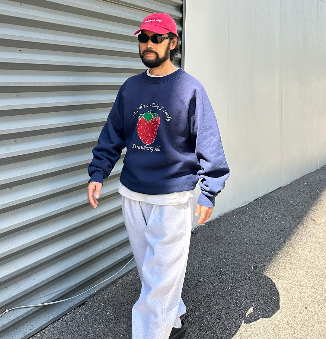 Vintage 90's Strawberry Sweatshirt (Navy)