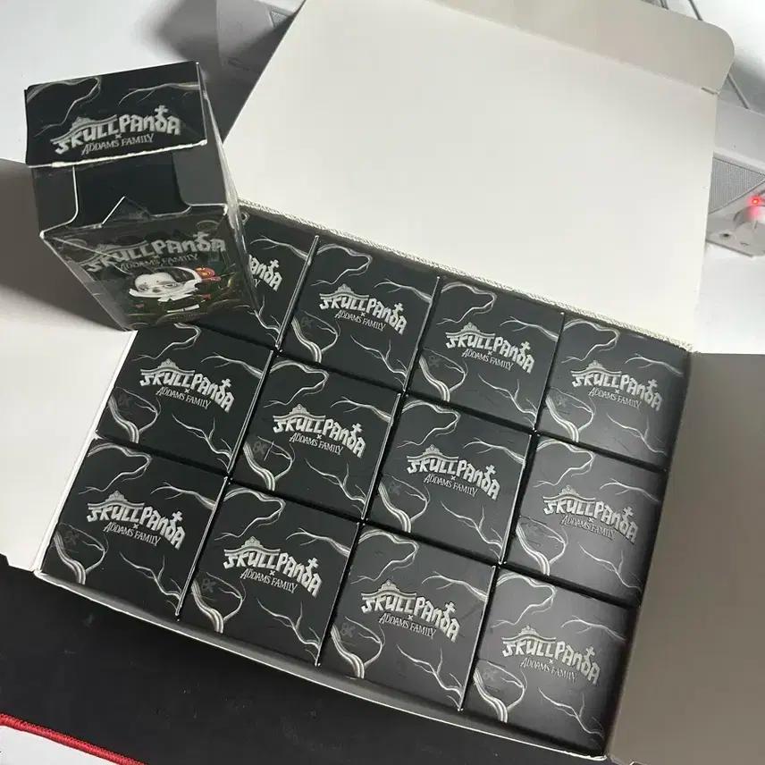 스컬판다 x 아담스패밀리 피규어 풀셋 시크릿 판매