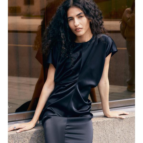 three-dimensional pleats slim short-sleeved dress by Satins