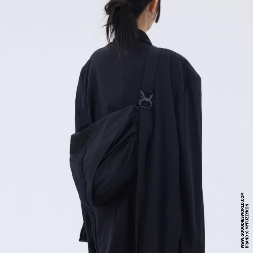 MYFUZZYKON 메이야퍼지콘 가방 버클 블랙 플리츠 보부상 바디크로스백