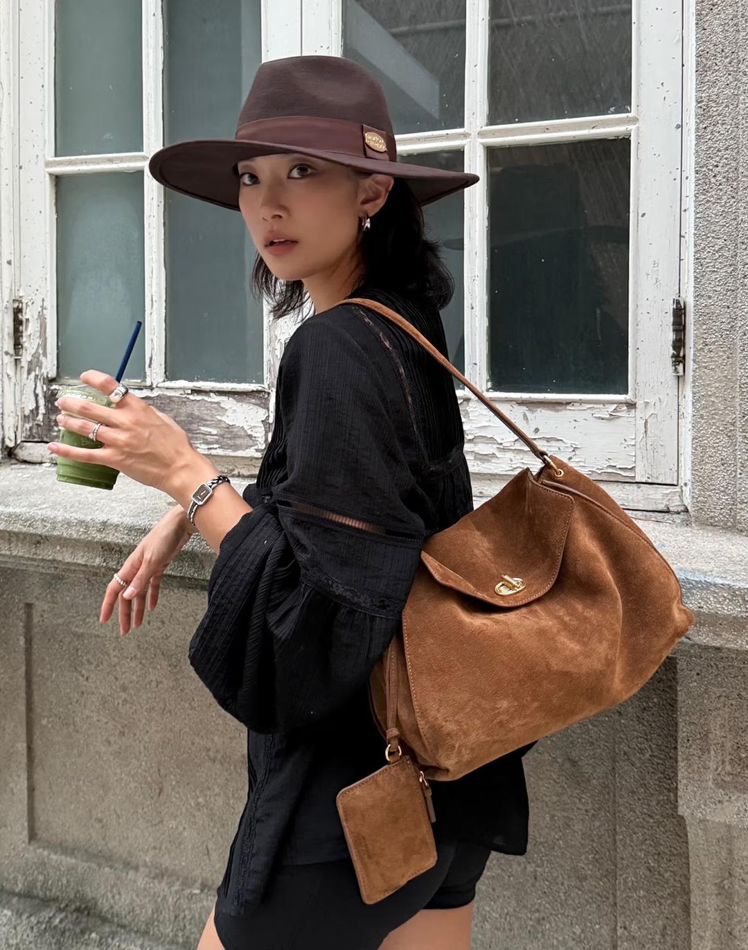 [한겨레 PICK][AUBE] 이태리스웨이드 오브 장식 숄더백 M 브라운