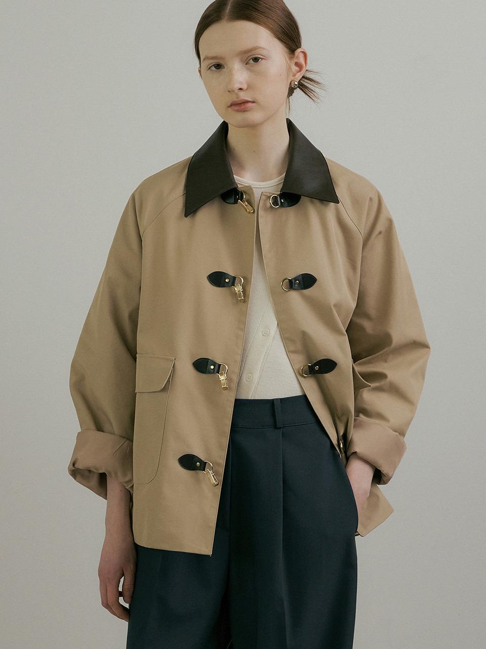 comos 815 buckle detail midi jacket (beige)