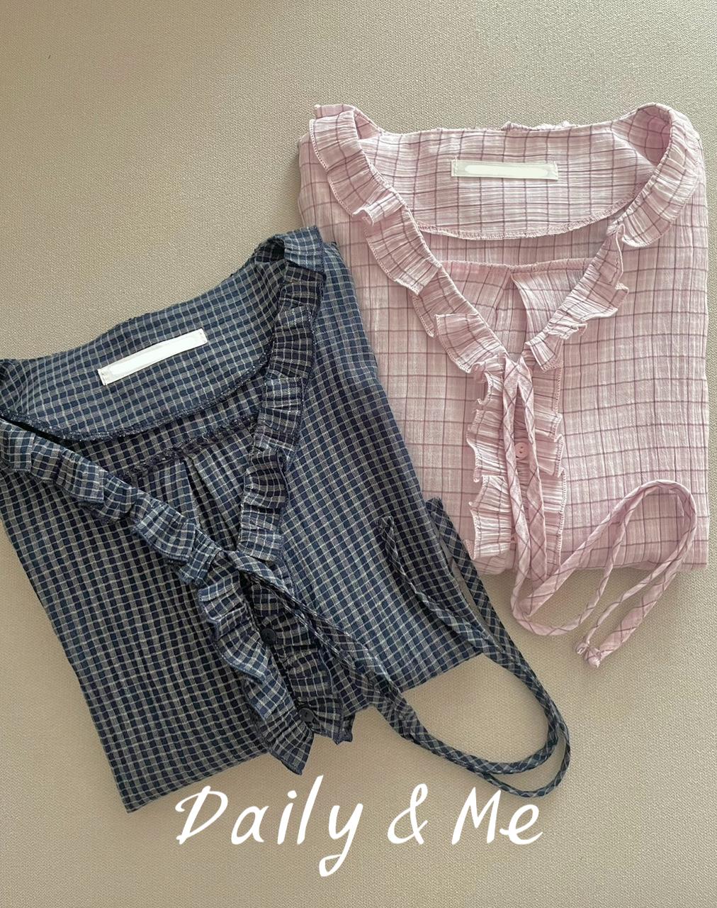 데일리앤미 [네이비당일]체코 블라우스(2color)체크 여름긴팔 살안타템 프영띵 프리티영띵 pyt 시스루셔츠 장마룩