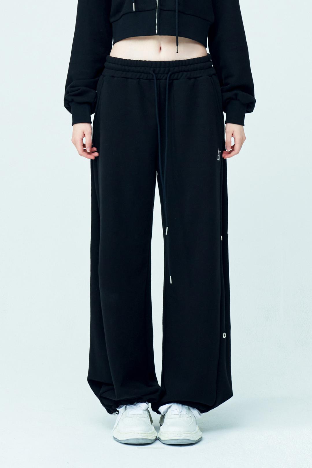 22FW01AW058 AW 로고 사이드 스냅 트레이닝 팬츠 (블랙)