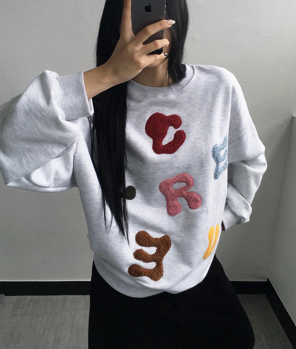 노브진 알파벳 부클 자수 맨투맨 (3color) 오버핏 라운드 레터링 긴팔티 논기모