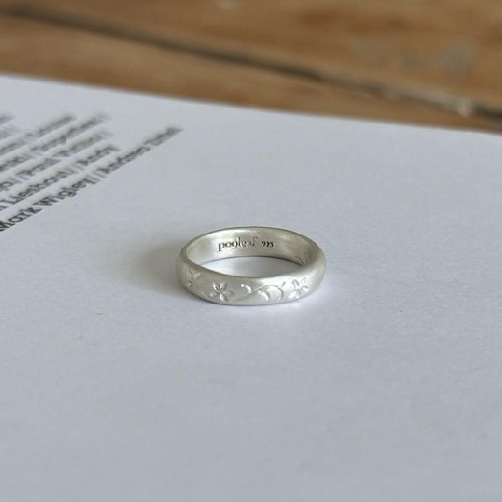 Pooleaf signet ring 1