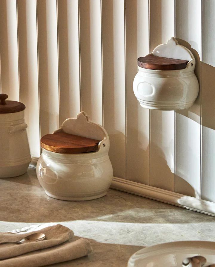 원목 뚜껑이 달린 세라믹 소금통