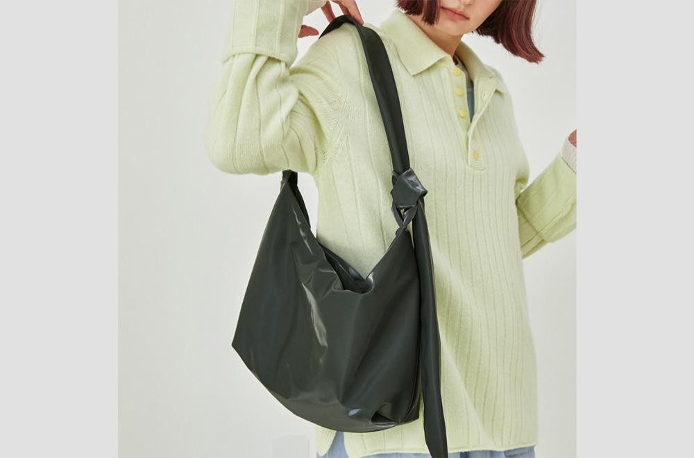 [아코크] Glossy Halfmoon Shoulder Bag