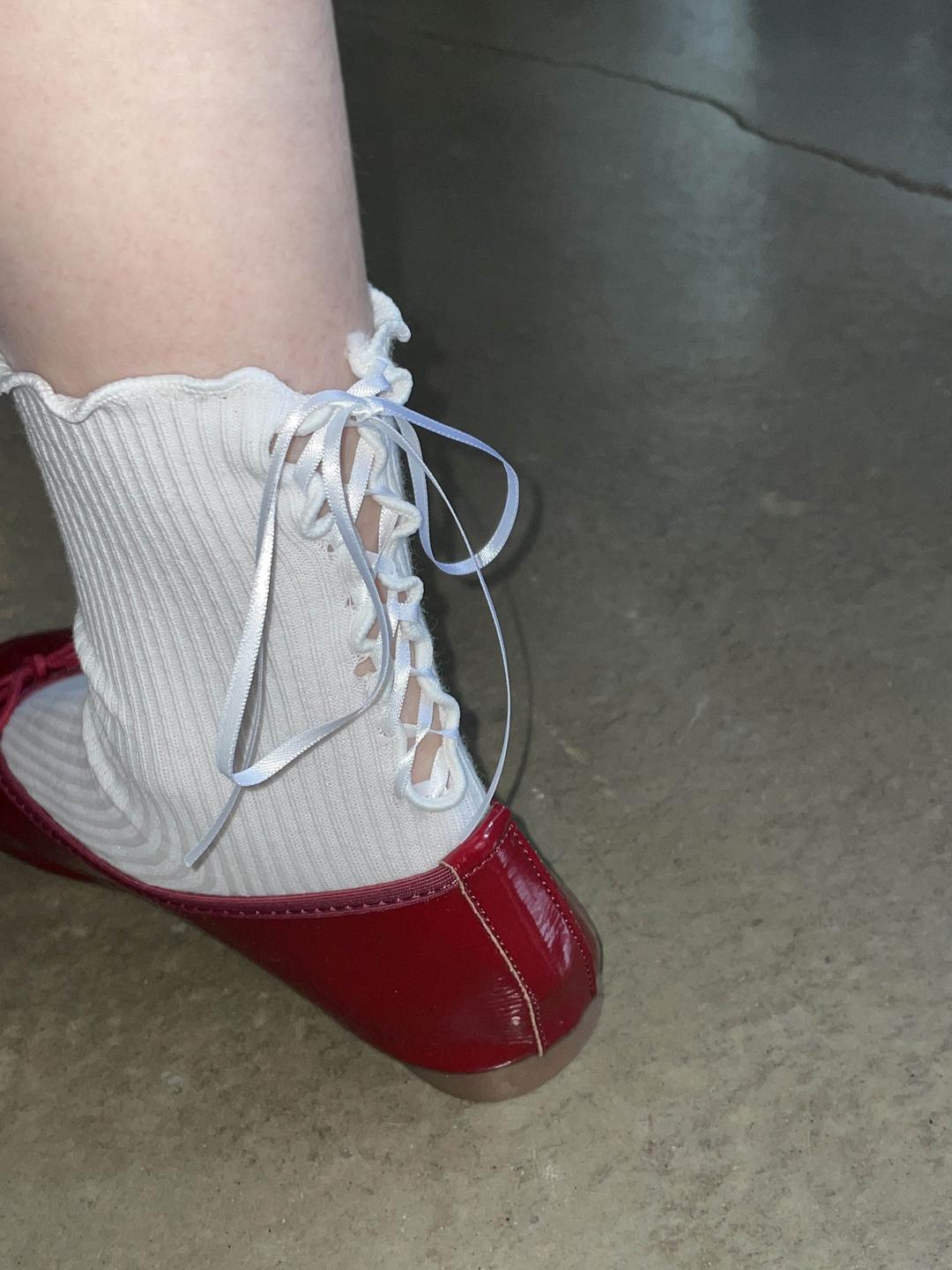 strap back ribbon socks
