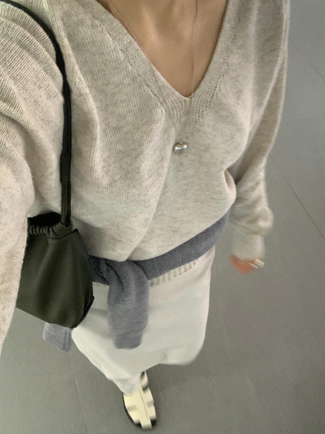 whole gament v neck knit