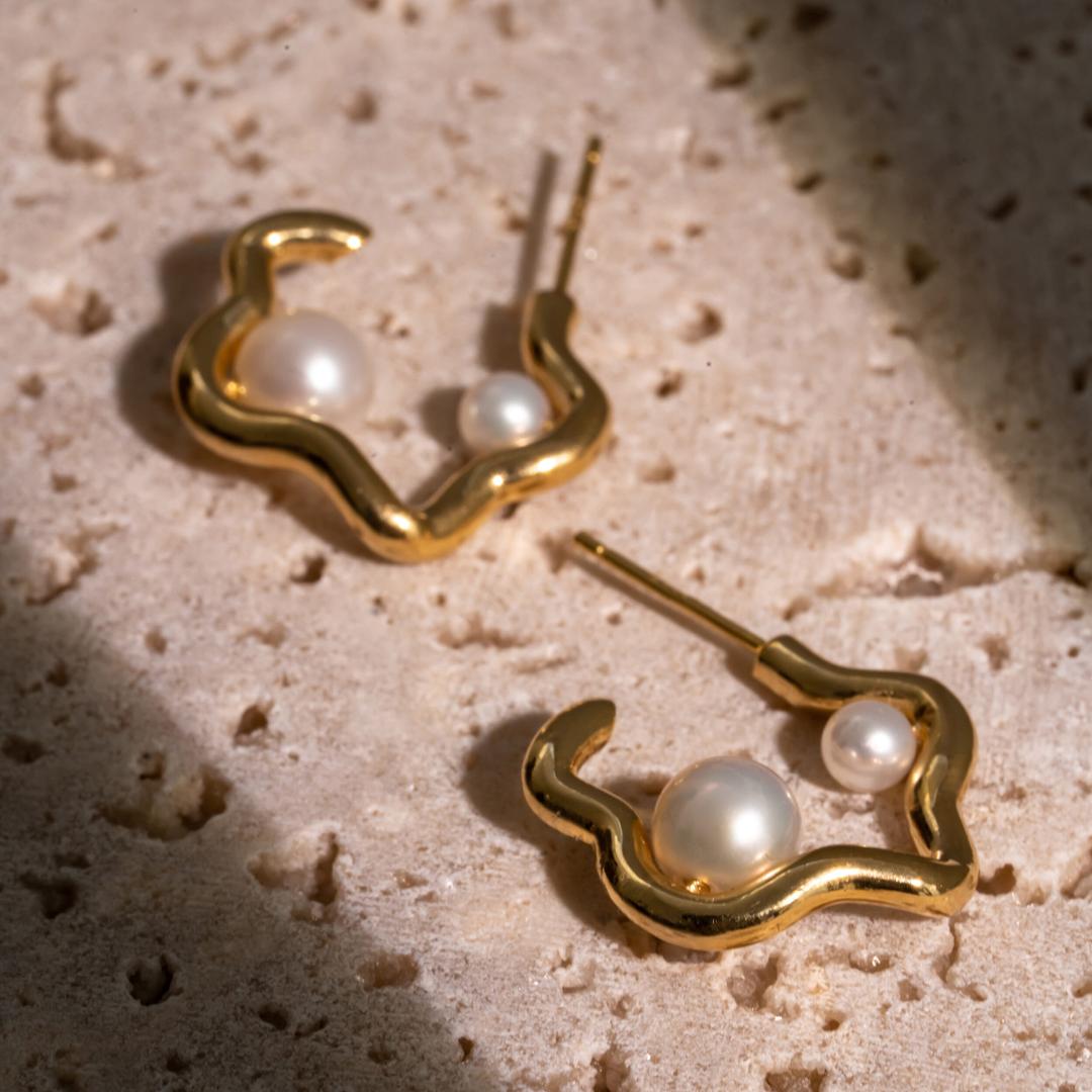 [Abstract] Freshwater Pearls Waves Hoop Earring