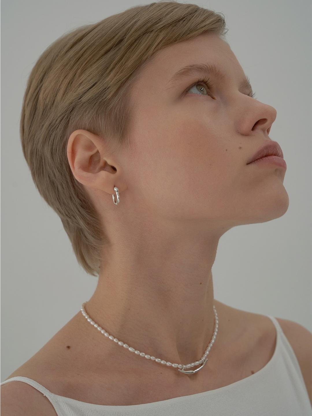 Cosse white pearl necklace