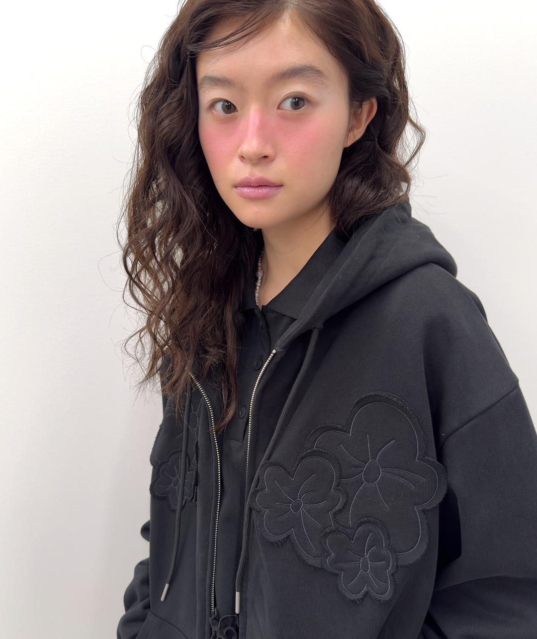 Flower Appliqué Zip Hoodie [Black]