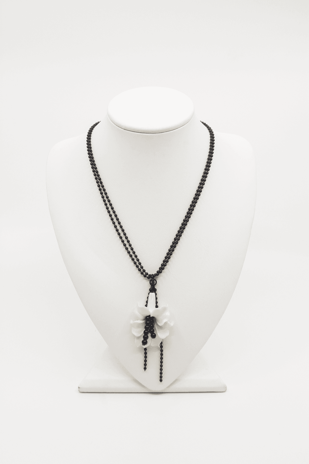 [Pink orchid house] Tropical flower necklace (Ivory)