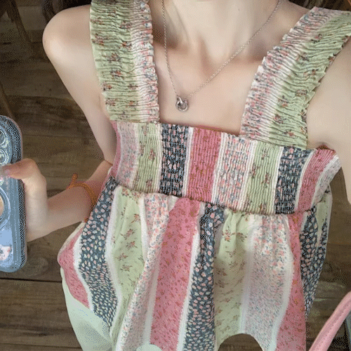 여름 신상 보헤미안 잔꽃무늬 스모크 밴딩 나시셔츠 귀여운 배색 줄무늬 꽃자수 플레어탑 스퀘어넥 크롭셔츠 아기자기 10대 20대 코디 데이트룩 여행 비치 바캉스