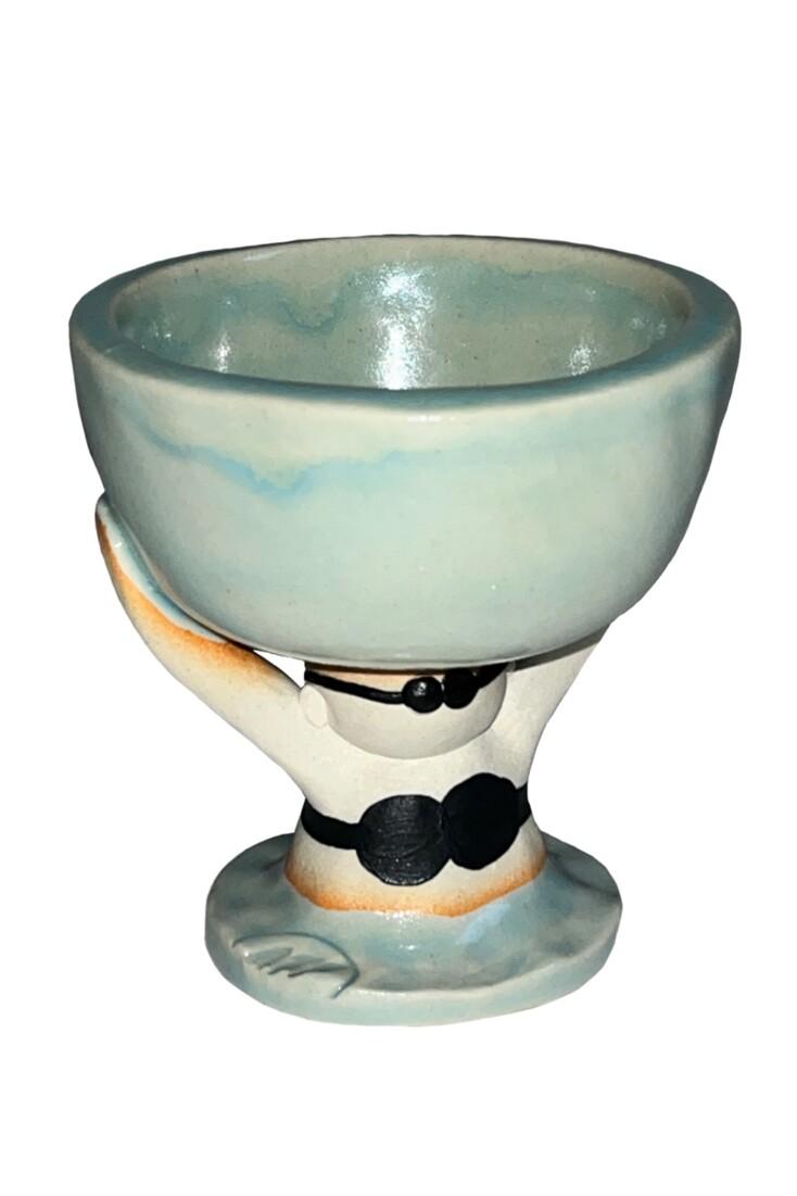 holding a waterbasket / 술잔 컵