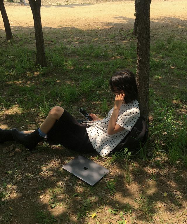 데일리쥬 [MADE] 로윈 시어서커 도트 퍼프 반팔 블라우스