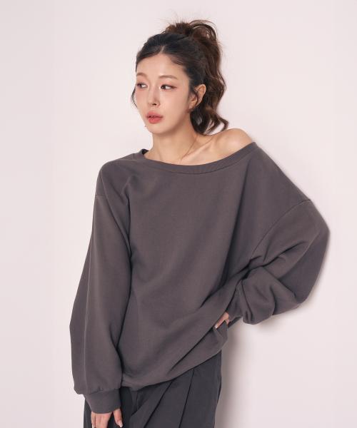 백 로고 자수 원숄더 맨투맨 차콜