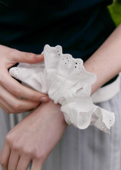 PUNCHING LACE SCRUNCH (sand ivory)