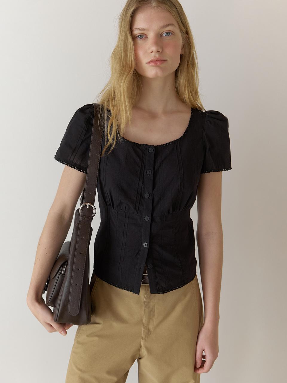 어몽 A SQUARE NECK LACE BLOUSE_BLACK