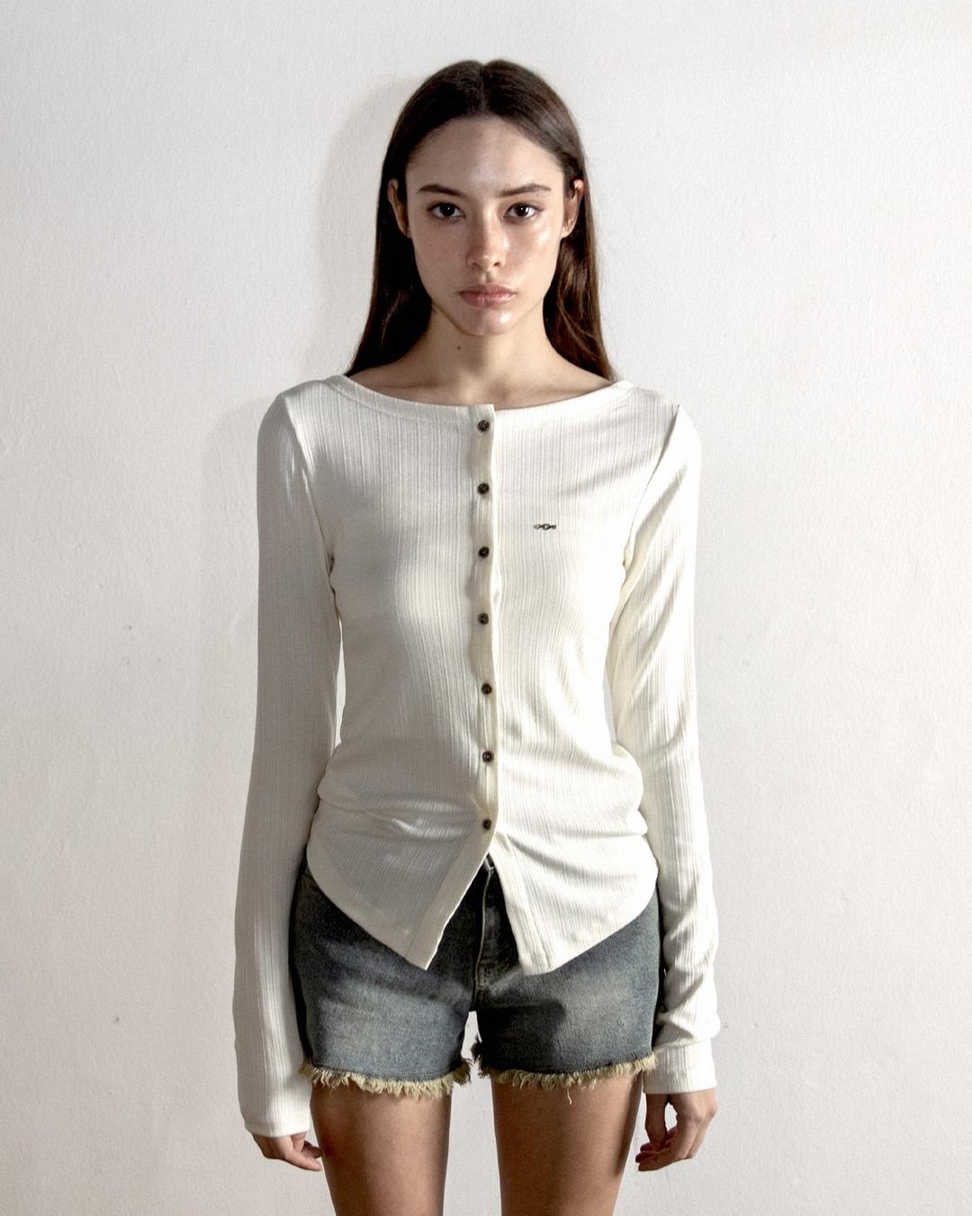 메탈 트라이클립스 오픈 보트넥 롱슬리브 크림