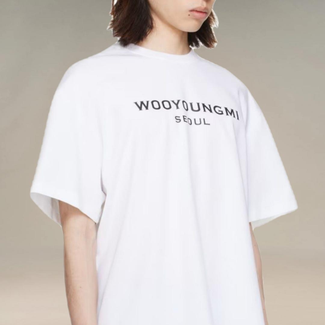 우영미 로고 프린팅 코튼 저지 골지 니트 그루넥 티셔츠 화이트 241704M213005