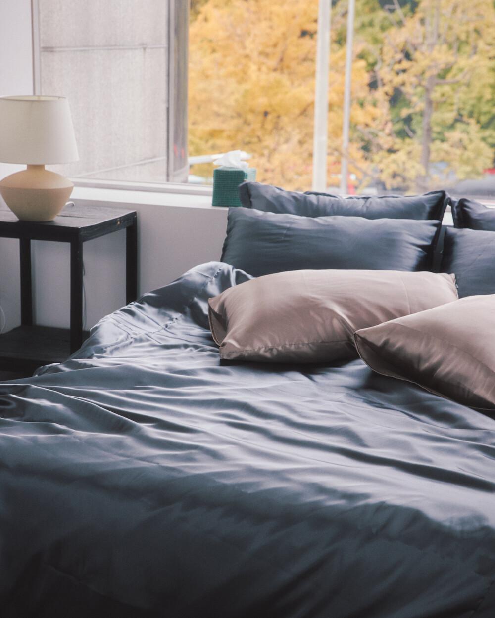 Charcoal Satin 베딩