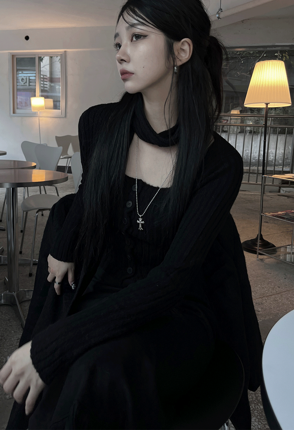 어반유니크 crop button muffler knit cardigan