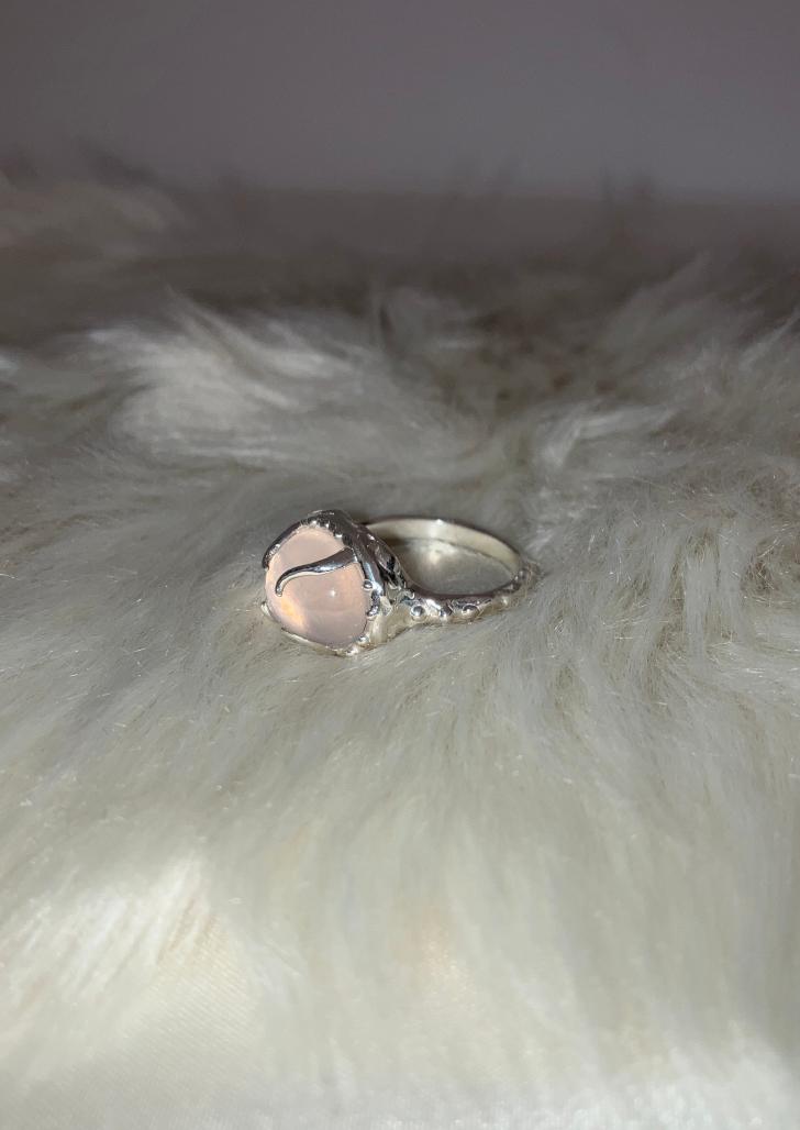 rose quartz clasp ring