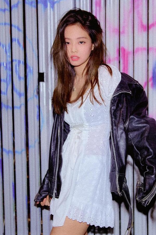 블랙핑크 제니 착용 벨라하디드 Daisy 데이지 데이 미니 원피스