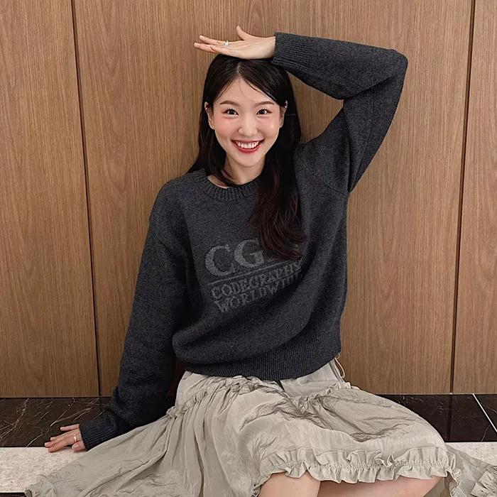 (우먼) 스퀘어 로고 니트_차콜
