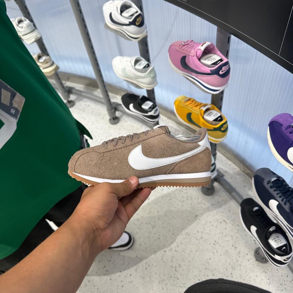 [국내매장] 나이키 코르테즈 빈티지 스웨이드 미디엄 커리 브라운 FJ2530-200