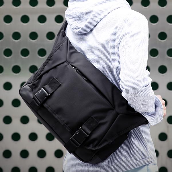 [단독]몬스터리퍼블릭 ADVENCE MESSENGER BAG / BLACK 어드벤스 메신저백