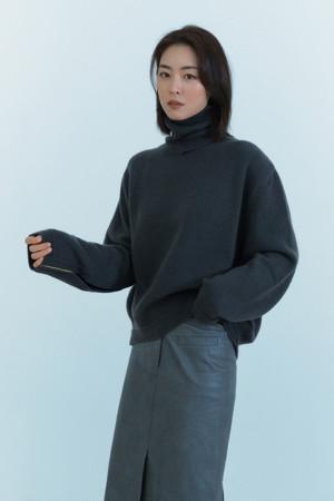 Cut-out Turtleneck
