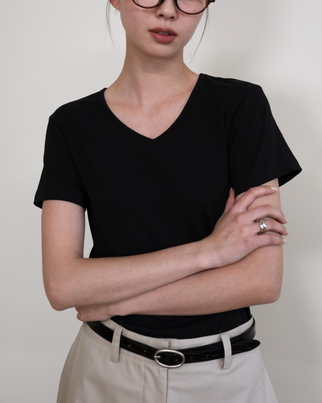 [4/15 15:00] Essential 에센셜 브이넥 티셔츠 - 2colors