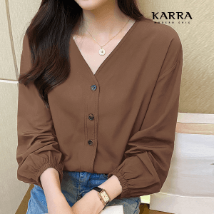 패션플러스-[쿠폰가 18,930원] KARRA (88까지)브라운버튼브이넥블라우스_KB2FBL021C