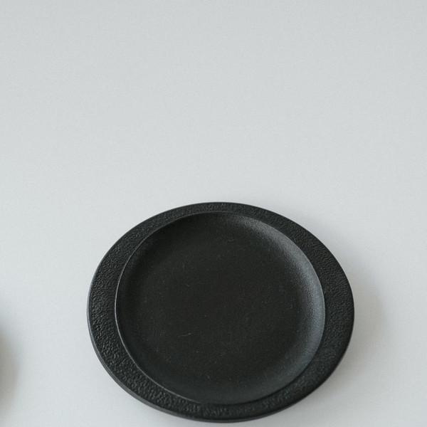 BLACK EMBOSSING CERAMIC DISH ∅188