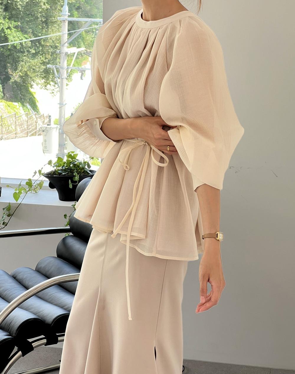 MOMET 오뜨르 핀턱 블라우스