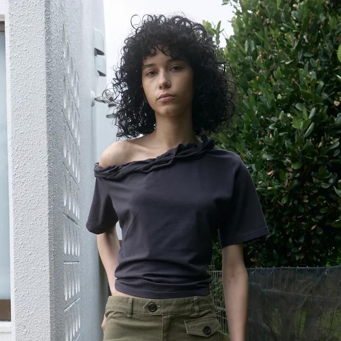 [5/6 출고] Twist One-Shoulder Top Charcoal
