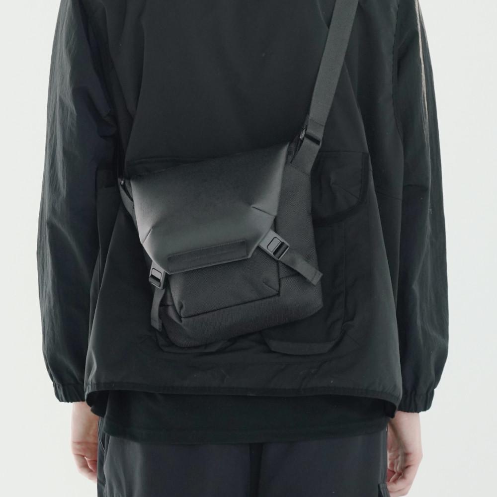 마테마틱 호크 C15 미니 크로스백 슬링백 여행 폰 카메라 아이패드 가방