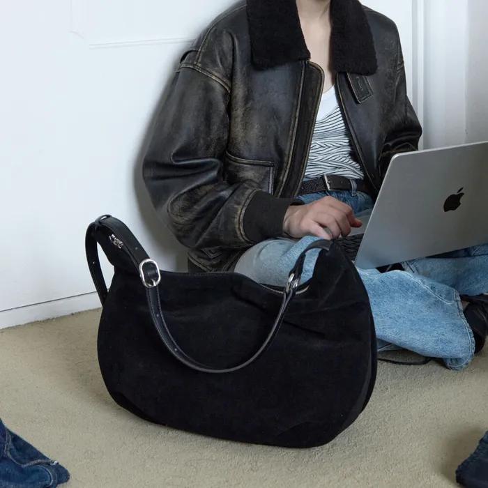 필로우 푸퍼백 35 - 스웨이드 블랙