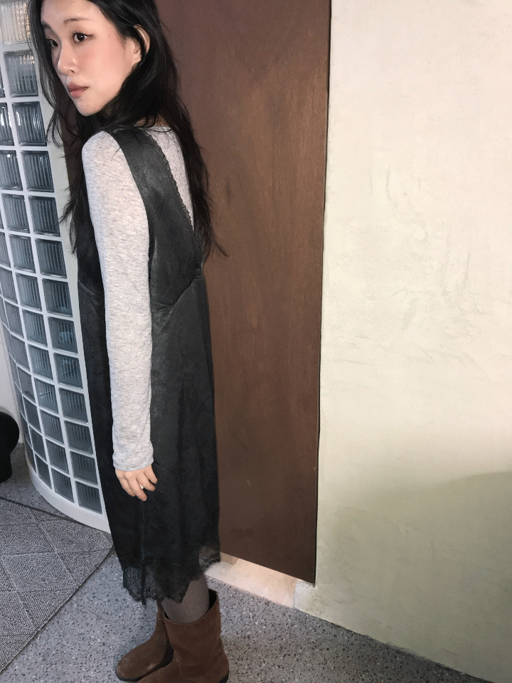 더니브 Last deep v neck ops