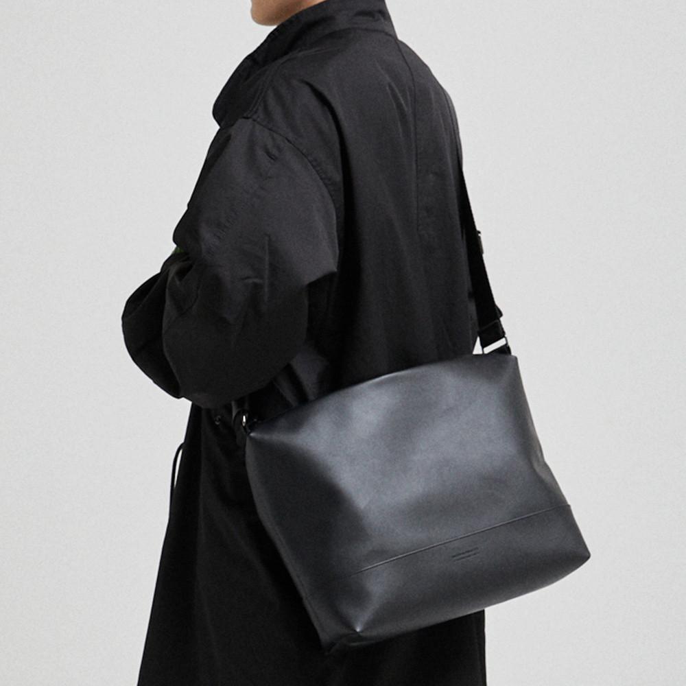 내셔널 퍼블리시티 CARSON HQ 가죽 메신저 크로스 백